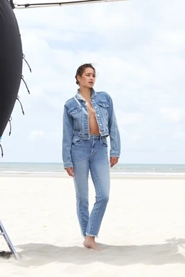 Homage to Denim - Sarah Stretchy Straight Jeans - Washed Blue