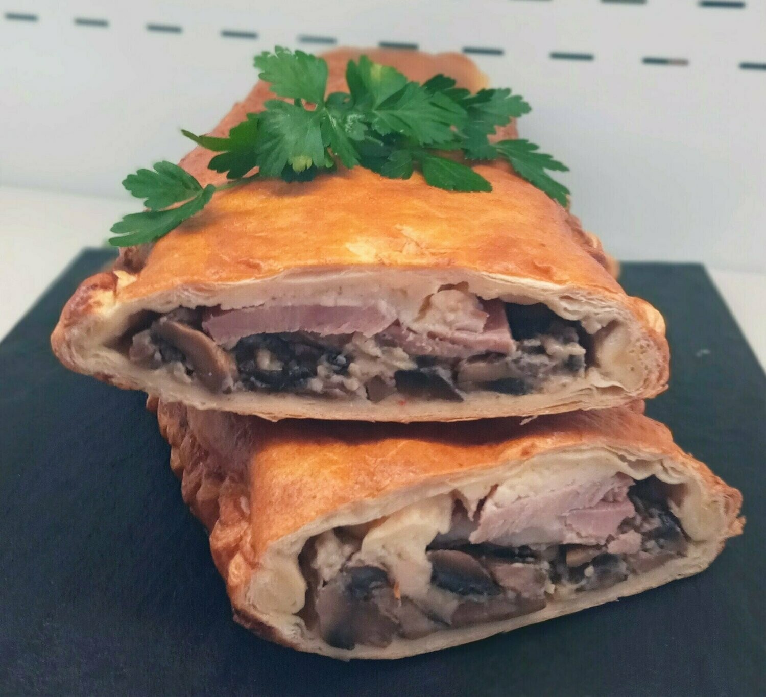 Feuilleté jambon champignons 19.90 €/kg  - Prix pour 200 g