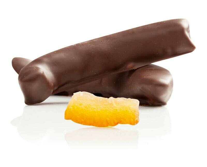 Scorze di Arancia candite ricoperte di cioccolato fondente (Cacao: 60% min.). Sacchetto 110g