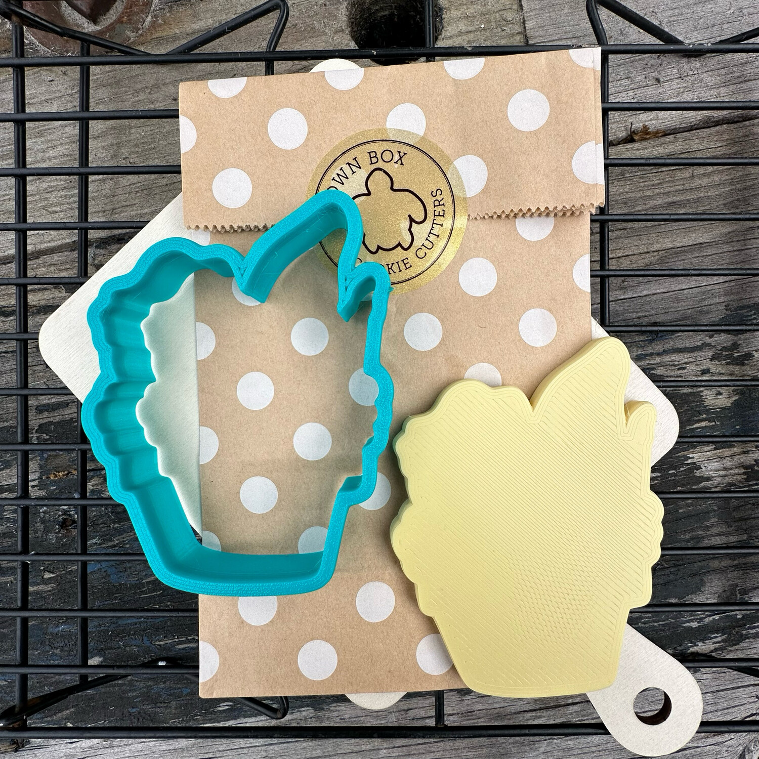 Timbo Greedy Bunny 2 Floral Cutter