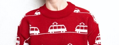 Красный свитер с трамваями