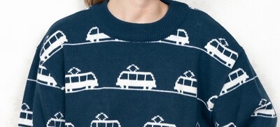 Синий свитер с трамваями