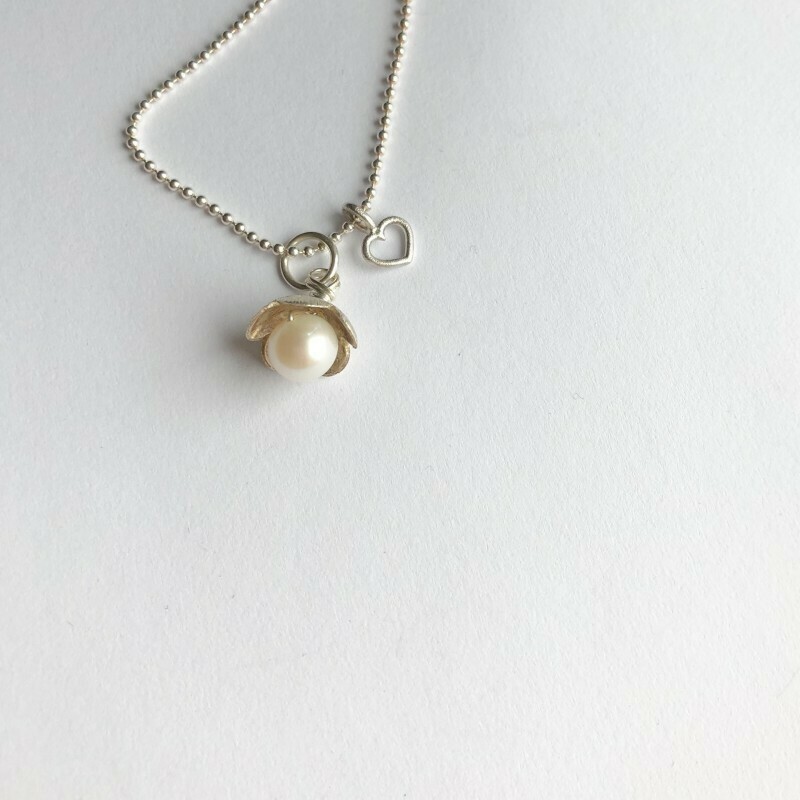 Åkande vedhæng Flot Hvid Ferskvandsperle Og Hjerte. Sterlingsølv Fra