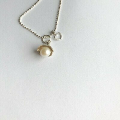 Åkande vedhæng Flot Hvid Ferskvandsperle Og Hjerte. Sterlingsølv Fra