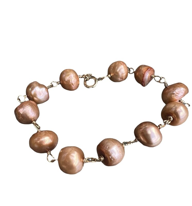 Unika armbånd. Store gyldne ferskvandsperler