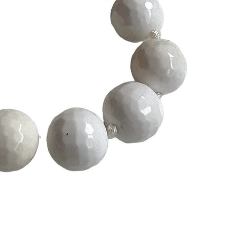 Hvid agate facetslebne sten 10 mm. armbånd fra