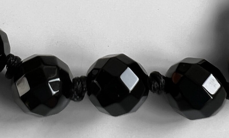 Sort Onyx 8 mm facetslebne sten. Armbånd fra