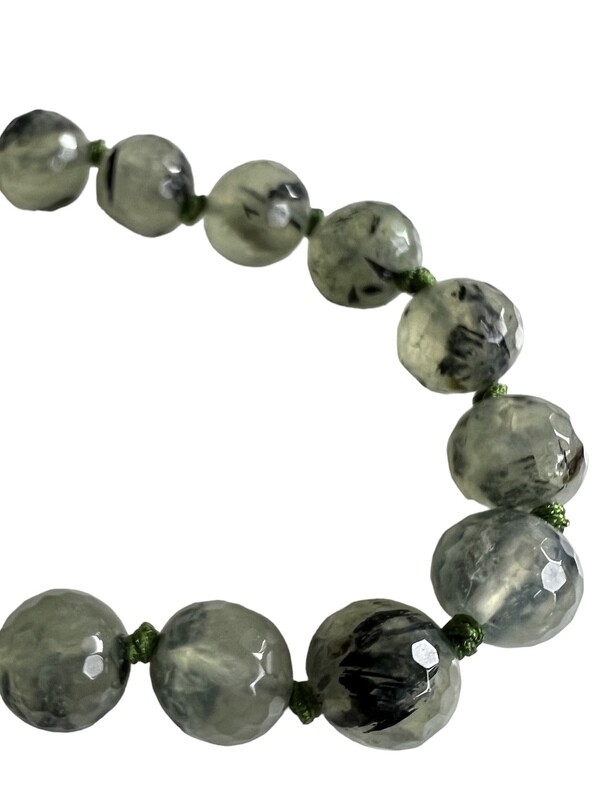 Prenith 10 mm facetslebne sten. Armbånd fra