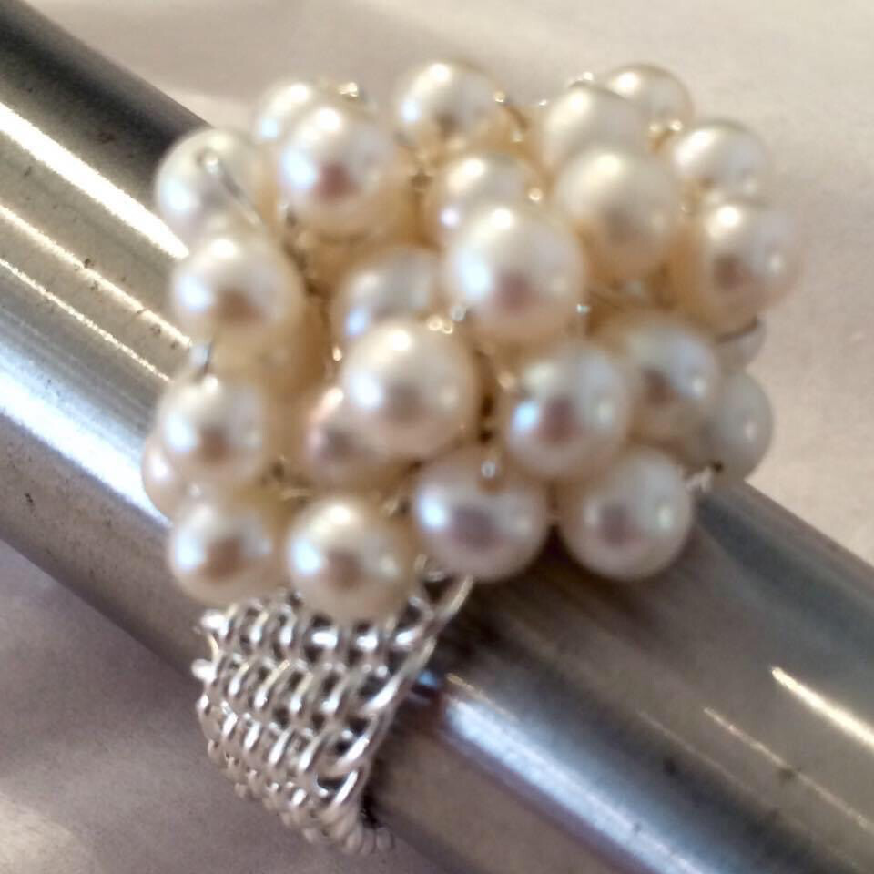 Håndflettet fingerring med Hvide Ferskvandsperler. Sterlingsølv