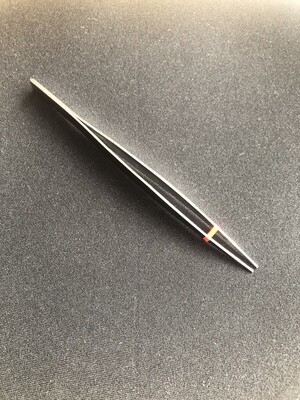 Pincet. Spids til knuder imellem perlerne