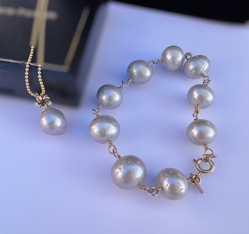 Smykke sæt med unika Perlevedhæng og armbånd. Fra