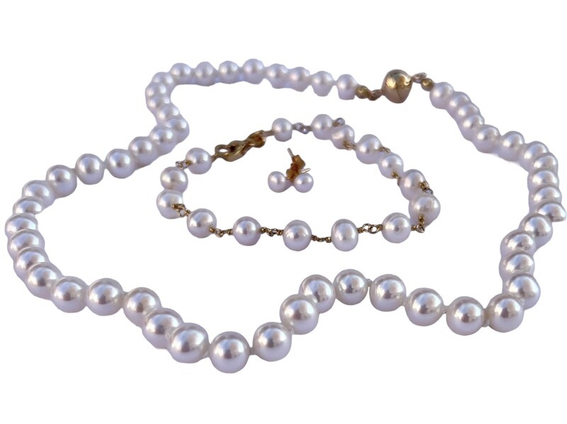 Smykke sæt med hvide Ferskvandsperler. Halskæden er med magnetlås
