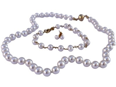 Smykke sæt med hvide Ferskvandsperler. Halskæden er med magnetlås