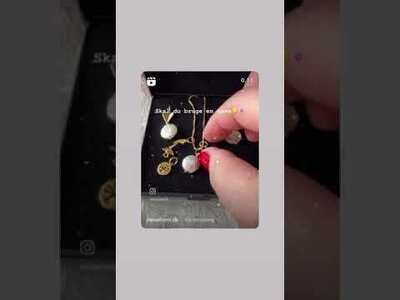 Smykke sæt. Hvide Ferskvandsperler med charms