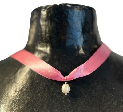 Perle med silkebånd