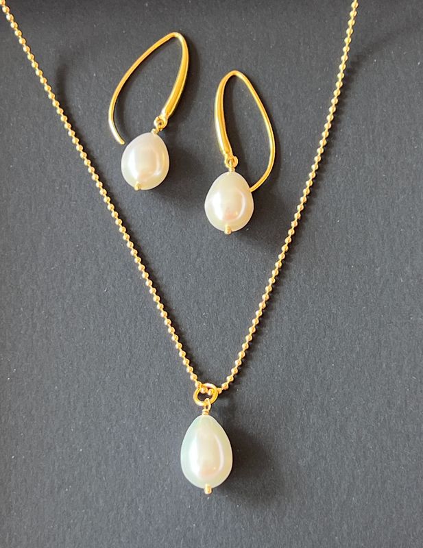 Smykkesæt med vedhæng i kæde og smukke øreringe