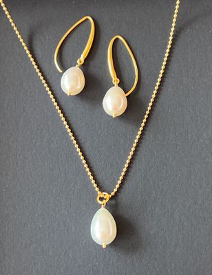 Smykkesæt med vedhæng i kæde og smukke øreringe