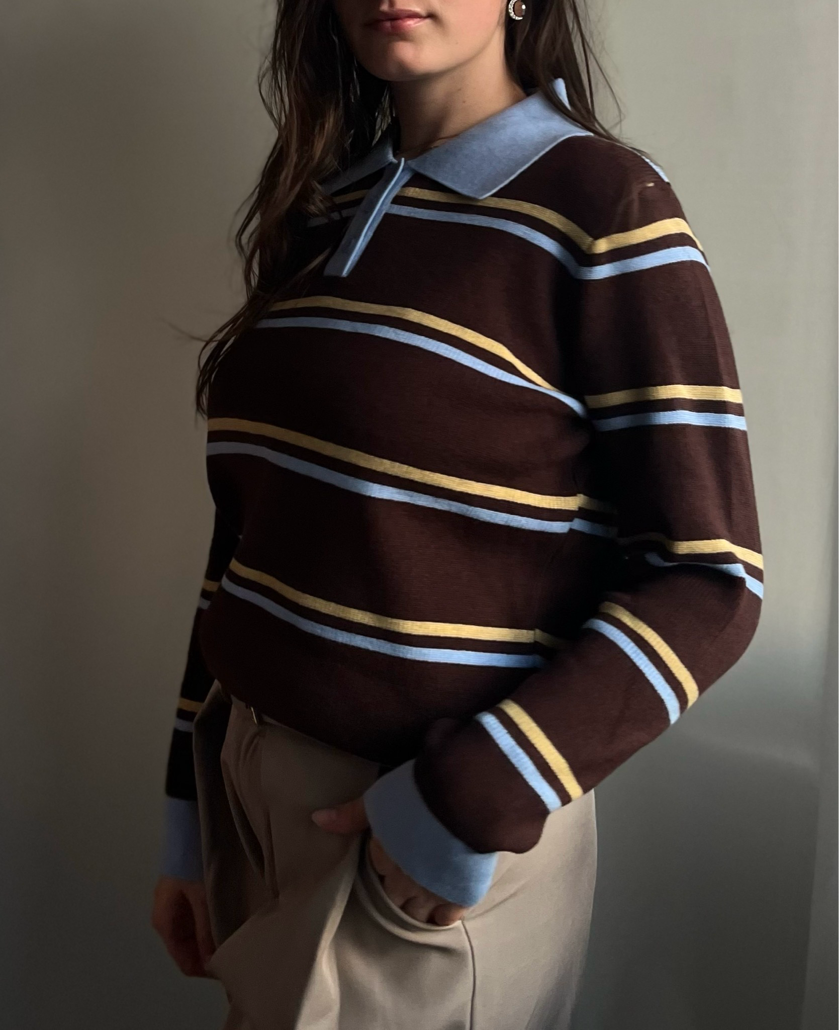 Gestreepte trui met blauwe kraag