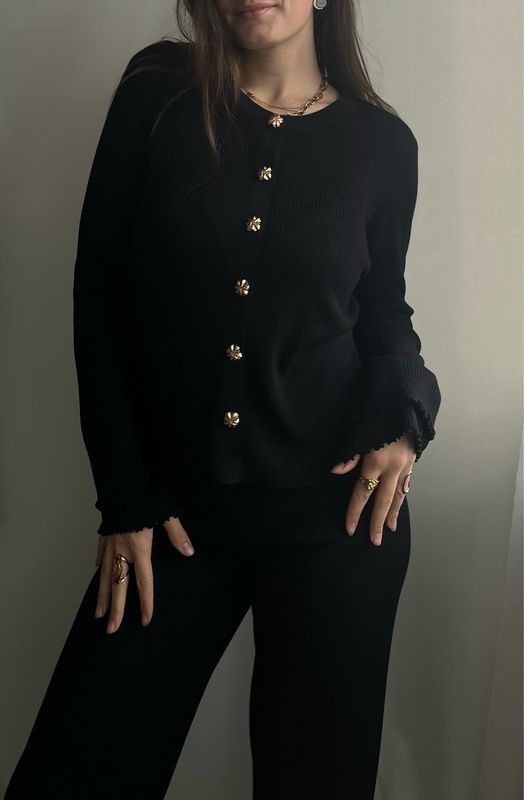Zwarte set met geribbeld stof en gouden knopen