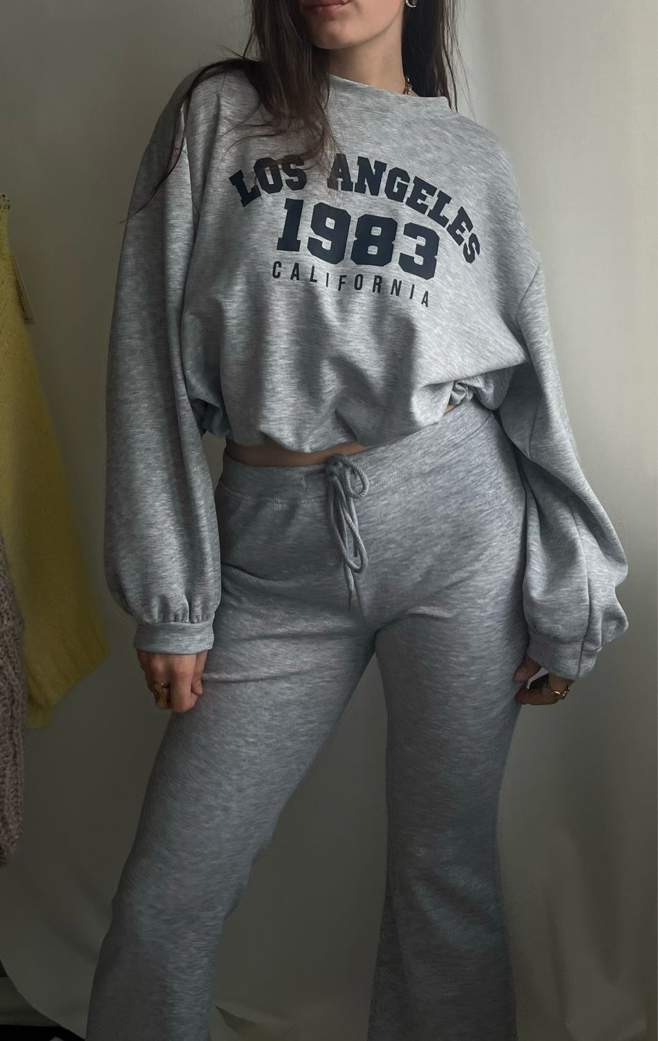 Grijze set korte top met flarebroek