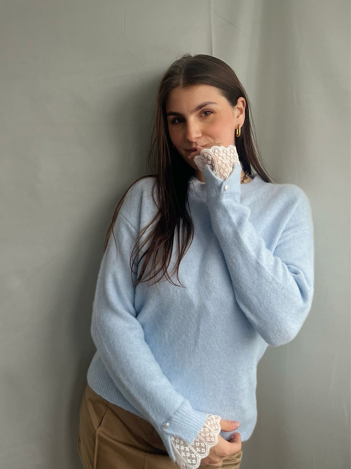 Blauwe trui met kanten mouwen