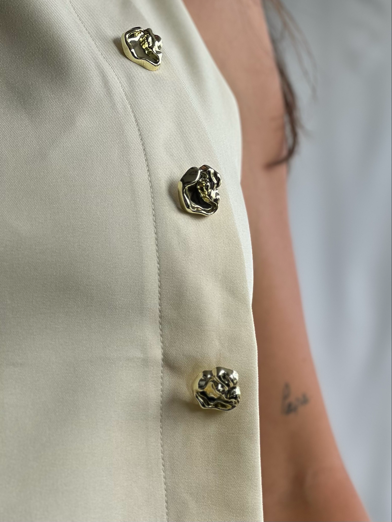 Peplum top met gouden knopen