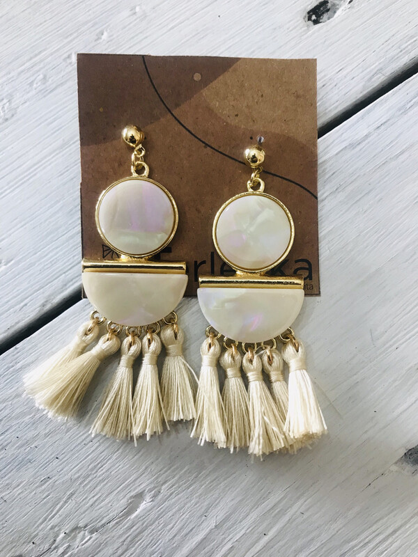 Arete beige borlas