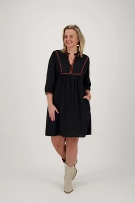 Zusss jurk met borduursels zwart/koraalroz zwart/koraalroze 0301-055-7047-02