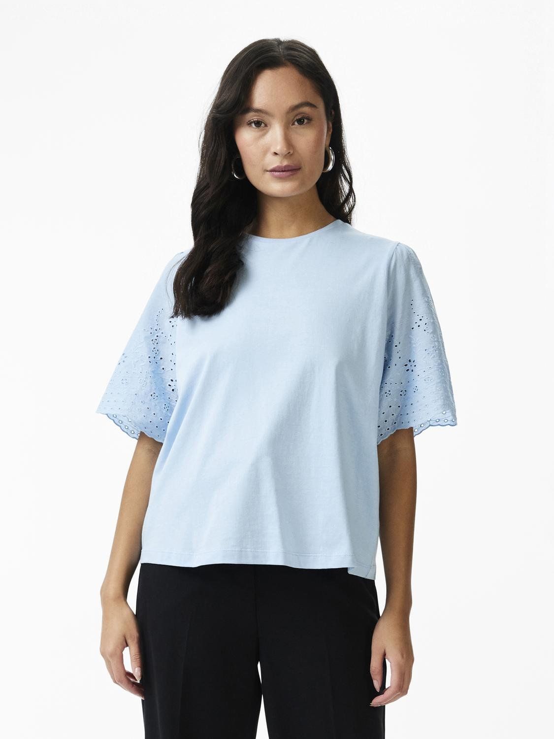 YAS YASLEX SS TOP W. EMB SLEEVES S. NOO: Clear Sky 26033890