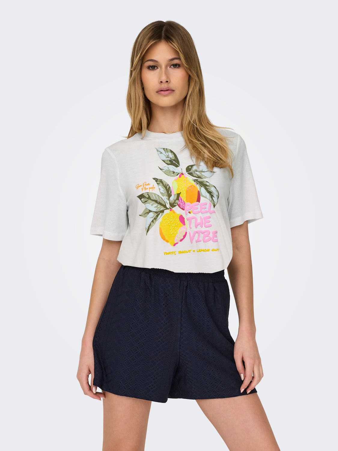 Only ONLBLINIS LIFE S/S FRUIT TOP BOX JR: Cloud Dancer/Peel 15320615