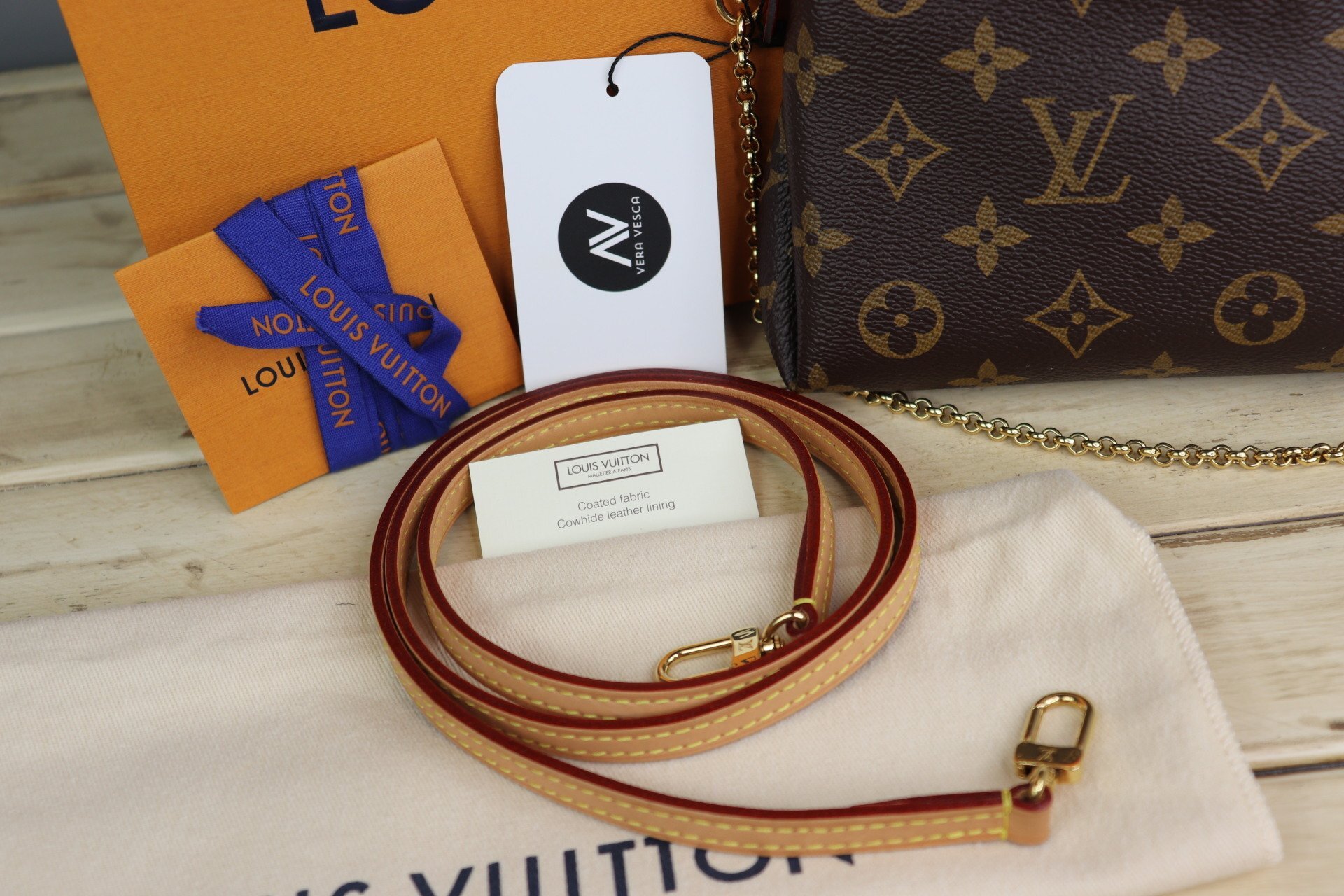 Louis Vuitton Cherry Monogram Canvas Pallas Chain Bag Golden Metallic Cloth  ref.934678 - Joli Closet