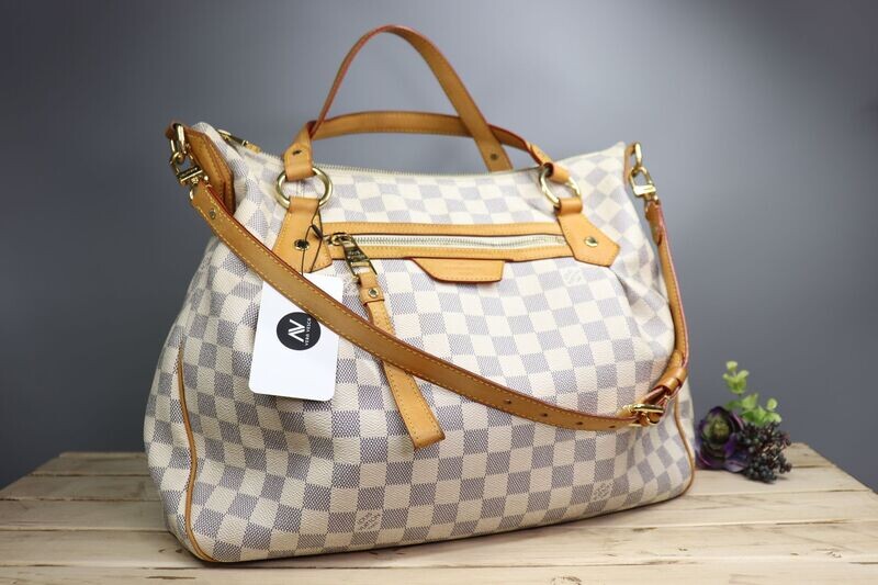Louis Vuitton
Evora Handbag Damier MM