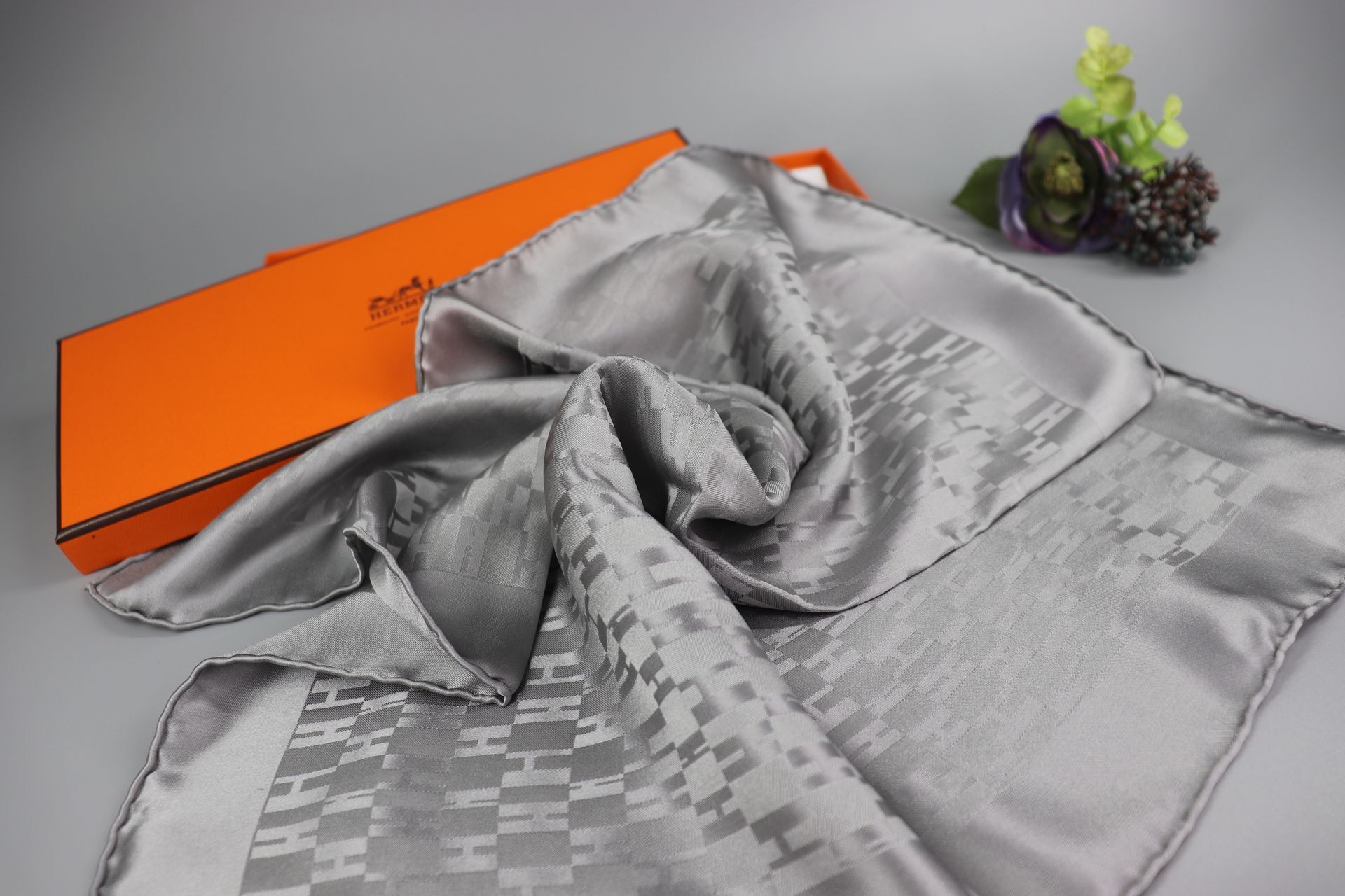 Hermes Carre 40 scarf 100% SILK