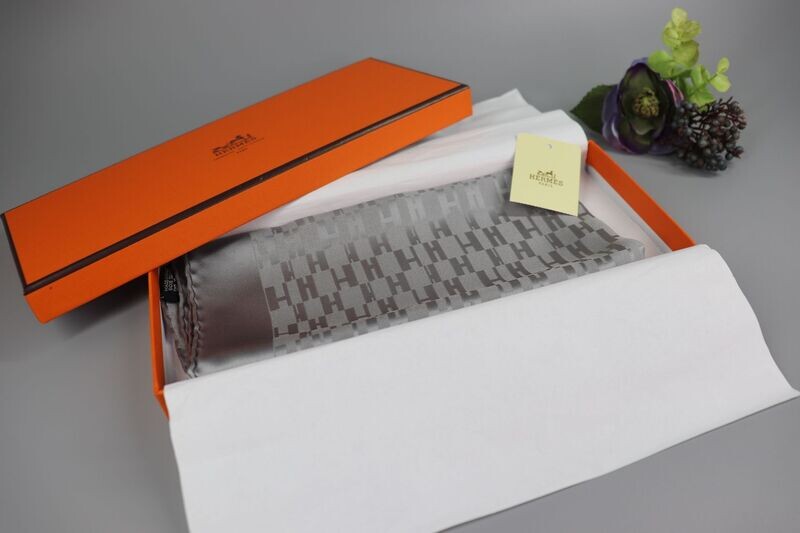 Hermes Carre 40 scarf 100% SILK