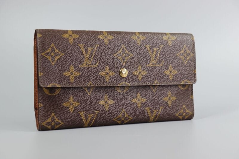 LOUIS VUITTON
Monogram Porte Tresor International Wallet