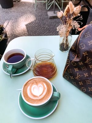 Handbags & Accessories under $800