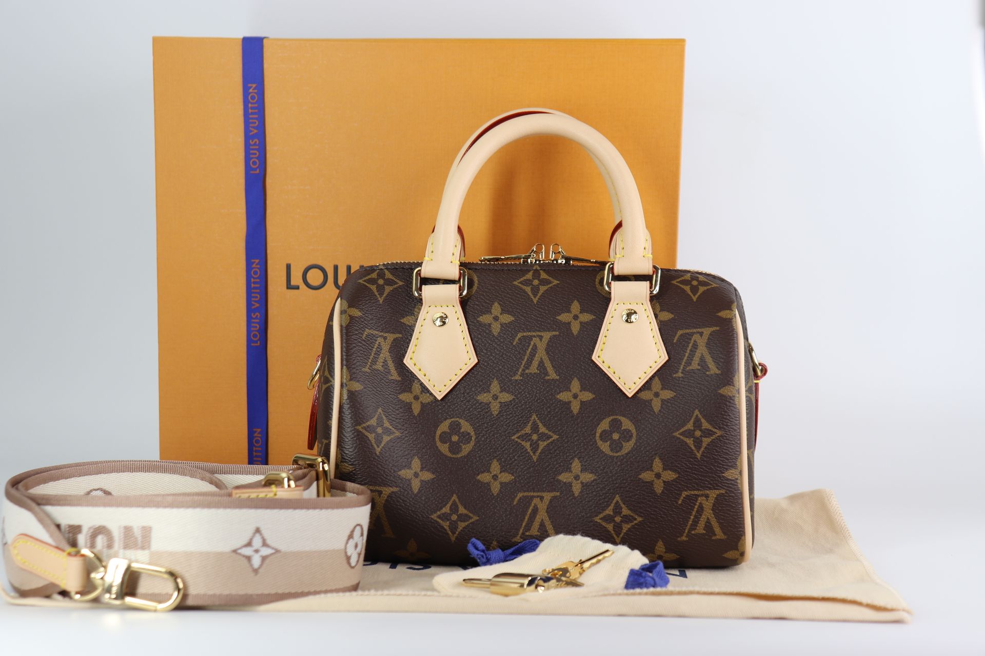 *NEW* Louis Vuitton Monogram Speedy Bandouliere 20 Beige