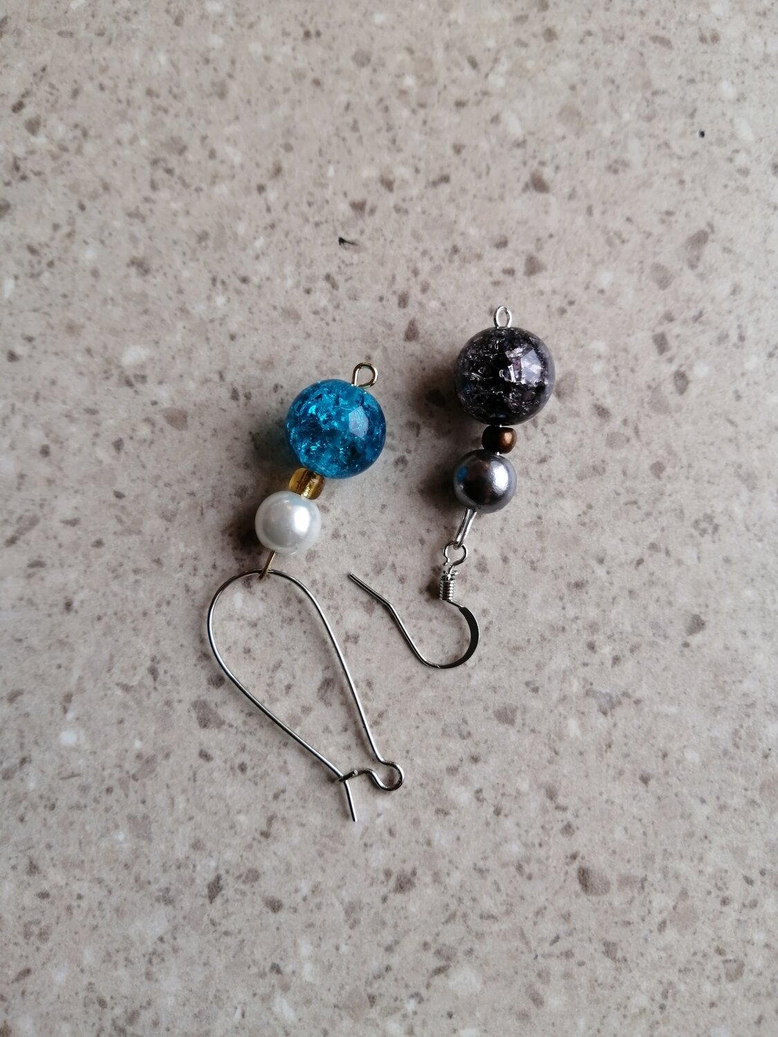 Complementary pic. of two danglers only available here.