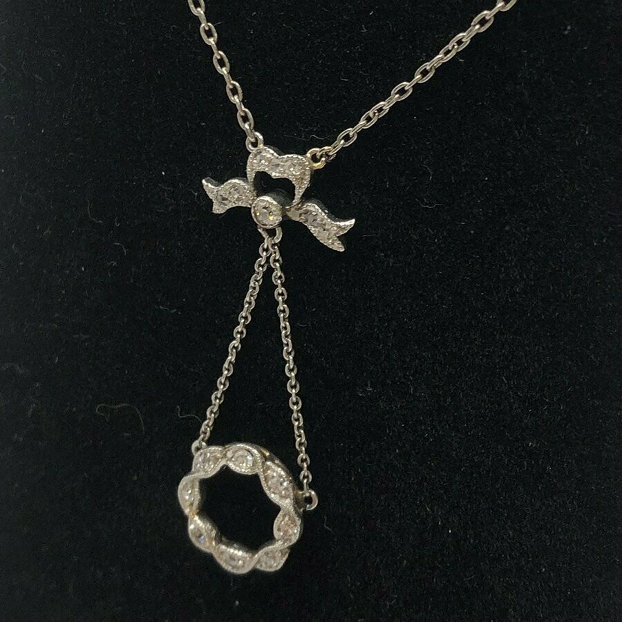 Pretty drop pendant in platinum, C.1910