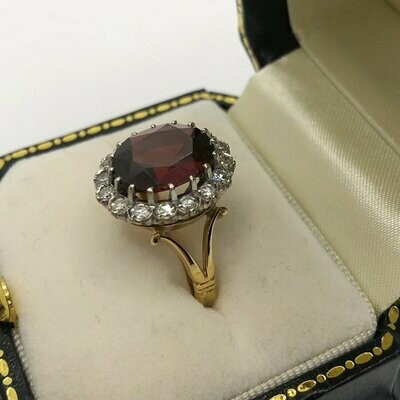 Late Victorian lovely quality garnet ring surrounded by 16 brilliant cut diamonds in 18ct yellow and white gold