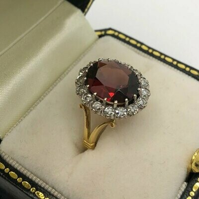 Late Victorian lovely quality garnet ring surrounded by 16 brilliant cut diamonds in 18ct yellow and white gold