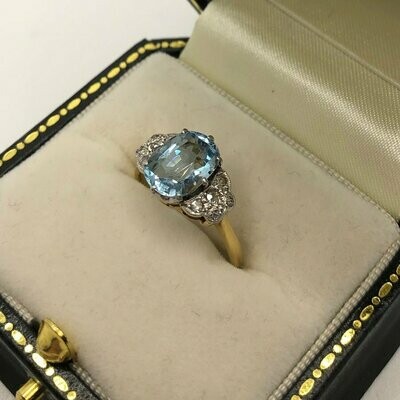 C.1960 oval aquamarine and diamond ring set in 18ct yellow gold and platinum