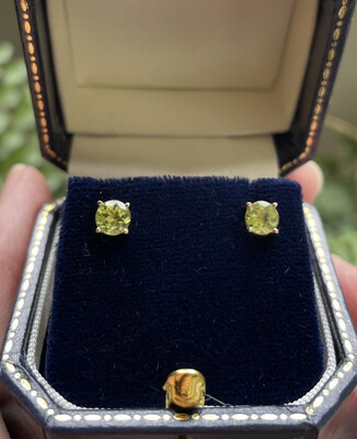 18ct Yellow Gold 1ct Peridot Stud Earrings In A Classic Four Claw Setting.