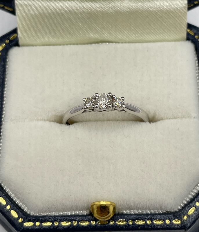 9ct White Gold Pre-loved 3 Stone .25ct Diamond Ring