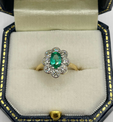 Fine Quality 18ct Gold Ring With .80ct Oval Emerald & .75ct Brilliant Cut Diamonds