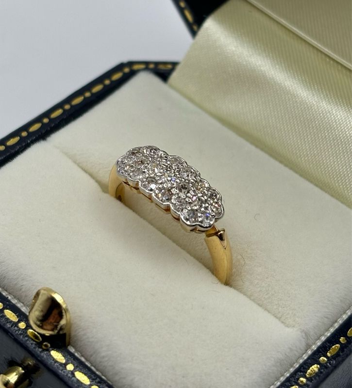 Pretty 18ct Diamond Cluster Ring