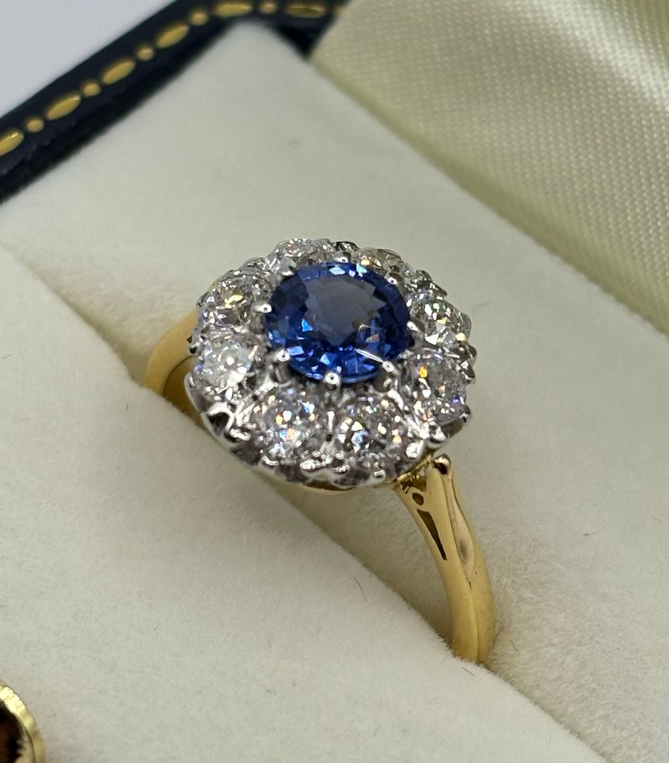Beautiful 1.10ct Sapphire & 1ct Diamond Round Cluster 18ct Ring