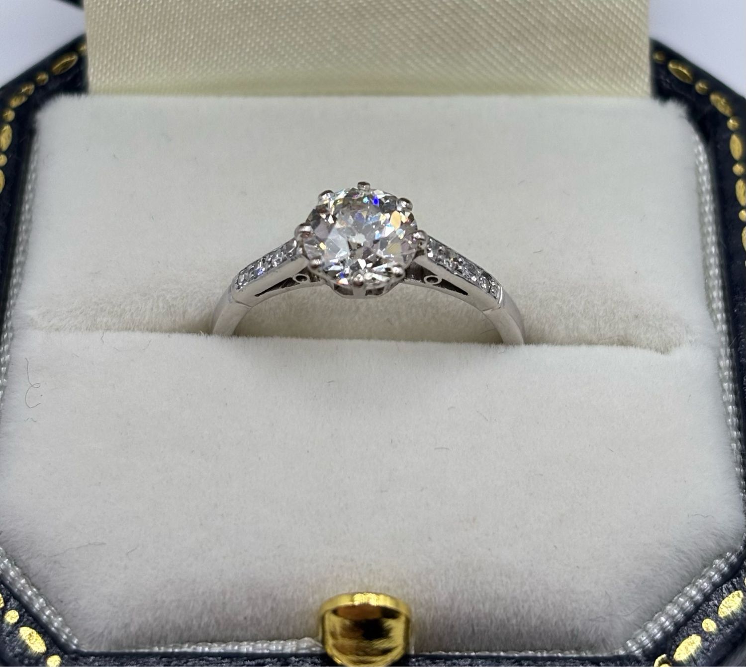 Fine quality Antique C.1930 1ct Diamond Solitaire With Diamond Shoulders Set In Platinum