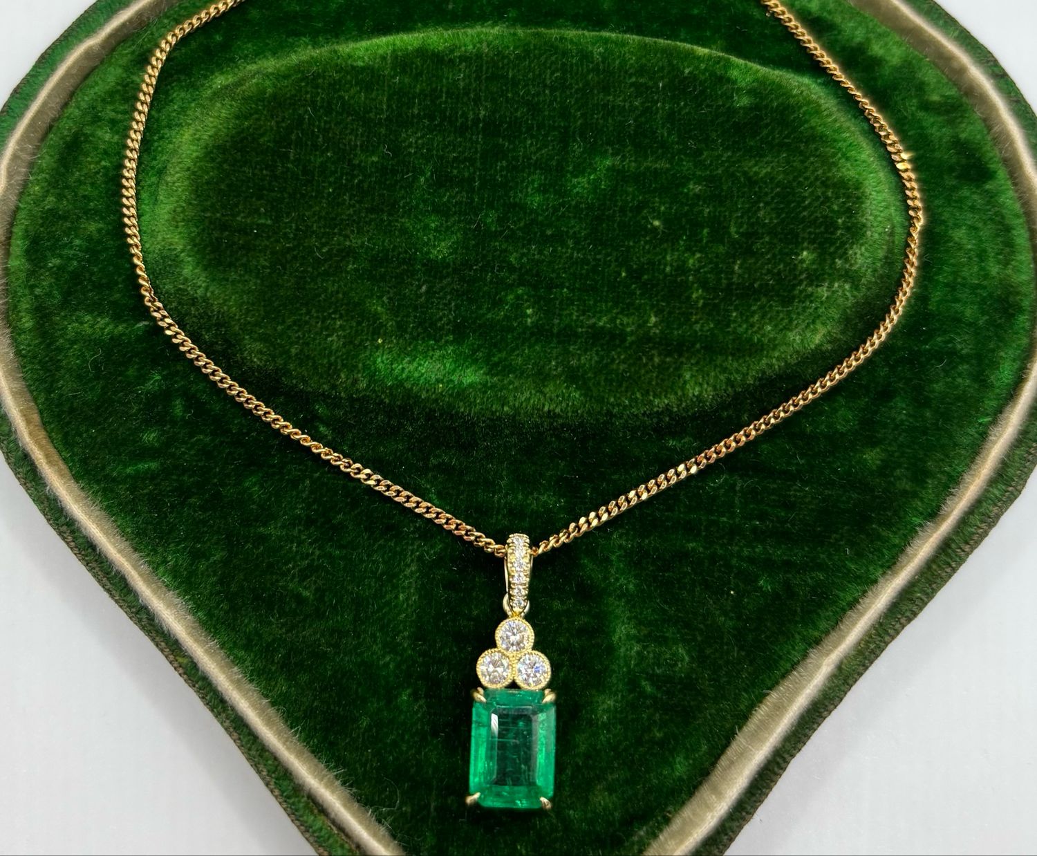 18ct Yellow Gold Lovely 1.70ct Emerald And Diamond Pendant