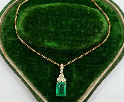 18ct Yellow Gold Lovely 1.70ct Emerald And Diamond Pendant